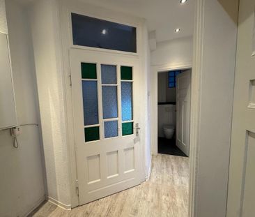 Altbaucharme: Geräumige, möblierte 2 Zimmer-Wohnung mit Küche - Photo 2