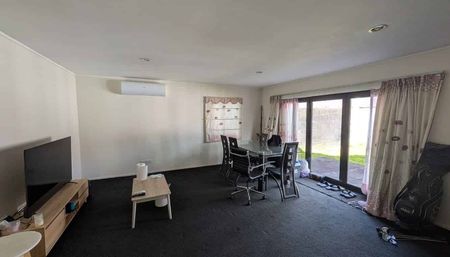 Sunny 3-bedroom townhouse Ellerslie - Photo 2