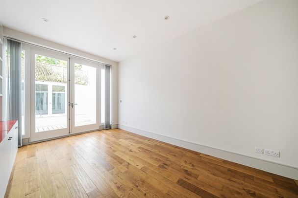 4 bedroom mews to rent - Photo 1