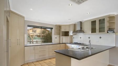 Comfortable Family Living in a Quiet Lavington Location - Photo 4