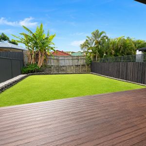Rear Unit - Modern & Spacious 3 Bedroom Duplex with Private Outdoor Entertaining - Photo 2