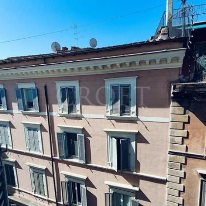 Piazza Navona: Sunny 110 smq, semi-furnished, 3rd floor, 2 beds, 2 baths, living room, open-plan kitchen, with lift. #2370 - Photo 1