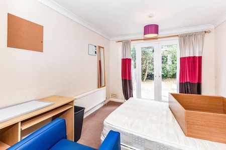 4 bedroom semi-detached house to rent - Photo 4