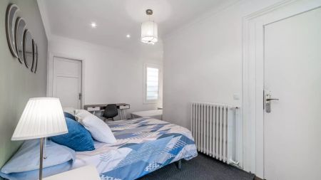 Spacious room for rent in 13-bedroom apartment in Sant Gervasi - Photo 2