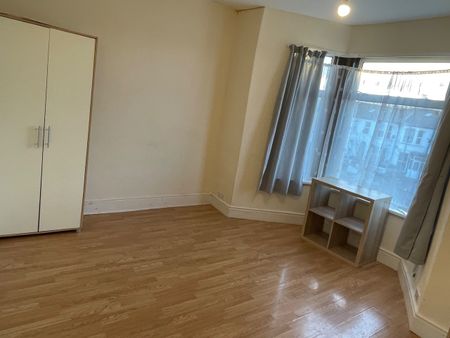 1 Bed Flat, Northbrook Rd, IG1 - Photo 2