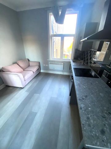 1 bedroom in a house share to rent - Photo 5