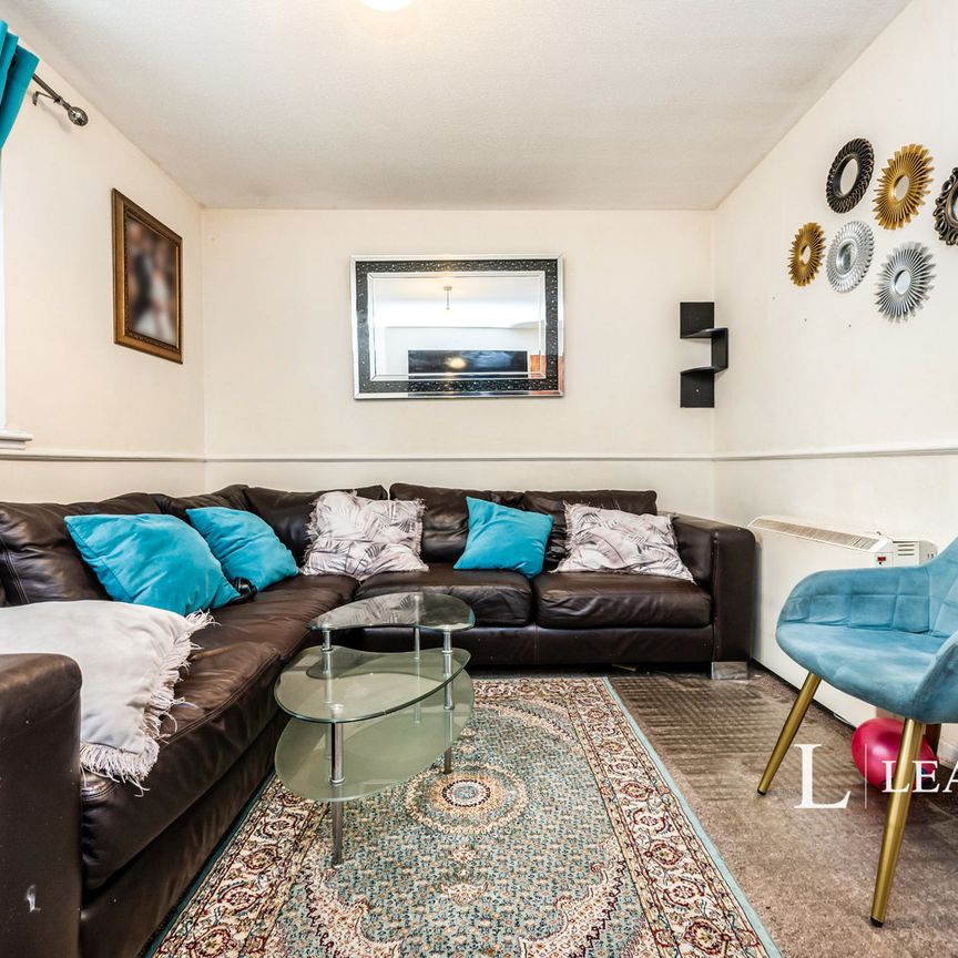 2 bedroom maisonette to rent Twitchen Lane, Furzton, Milton Keynes, Buckinghamshire, MK4 - Photo 1