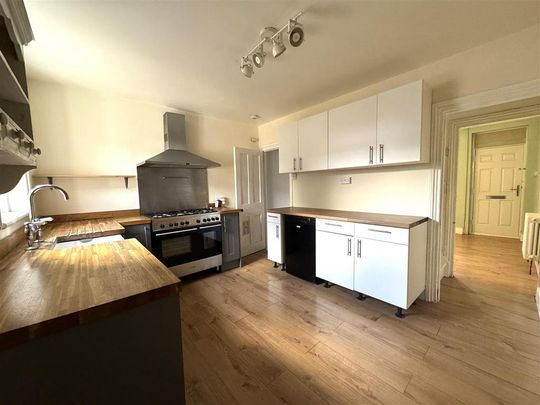 3 bedroom end of terrace house to rent - Photo 1