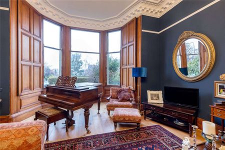 An immaculate four bedroom part furnished split level apartment with a private south facing rear garden on one the most sought after locations in Edinburgh. - Photo 5