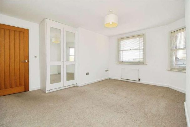 The Chase, Upminster, RM14 - Photo 1