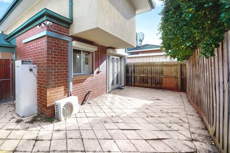 Bright & Fresh 2-Bedroom House in the Heart of Brunswick - Photo 2