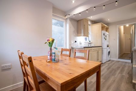 Ideal location for all universities! - Photo 2