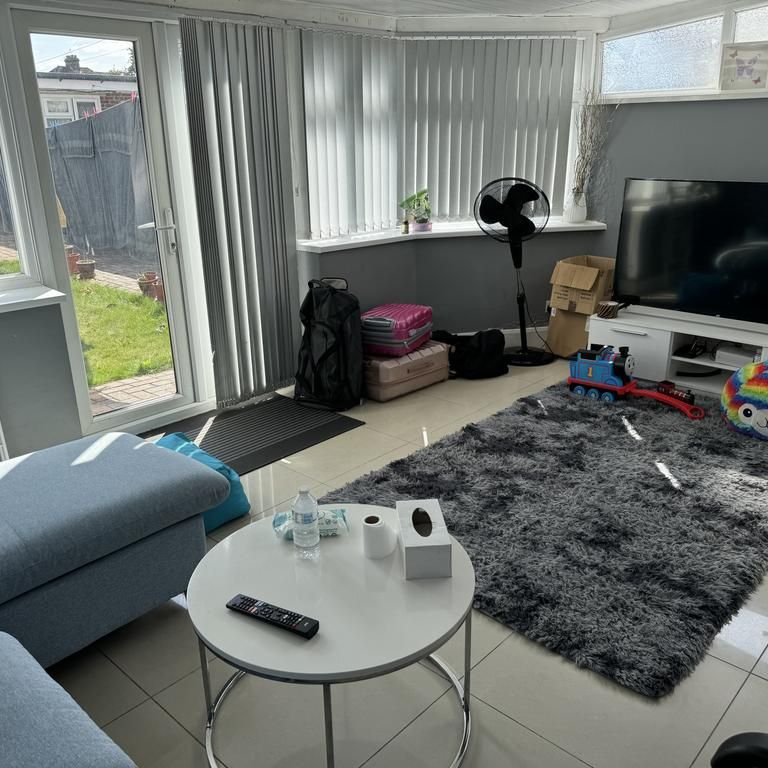 4 bedroom semi-detached house to rent - Photo 1