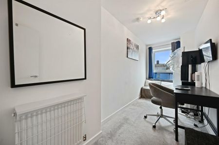 3 bedroom flat to rent - Photo 4