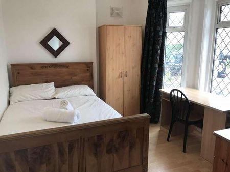 Bedroom Semi Detached House In Winton, BH9 - Photo 4