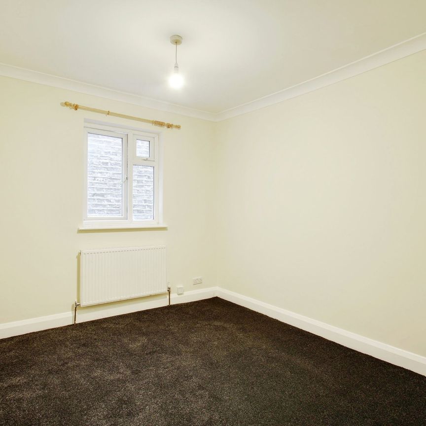 3 bed flat to rent in Clayton Road, Hayes, UB3 - Photo 1