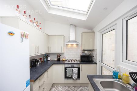 5 bedroom terraced house to rent - Photo 3