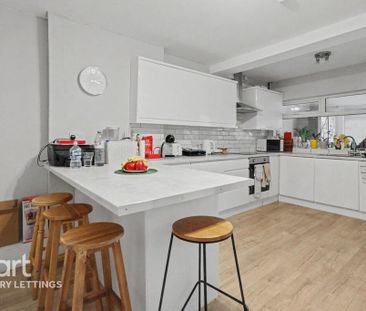 1 bedroom in a house share to rent - Photo 2