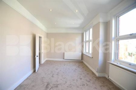 3 bedroom located on one of Muswell Hill's prime quiet residential roads - Photo 2