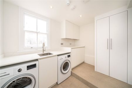 A charming one bedroom apartment situated in a period conversion on this prestigious square. - Photo 3