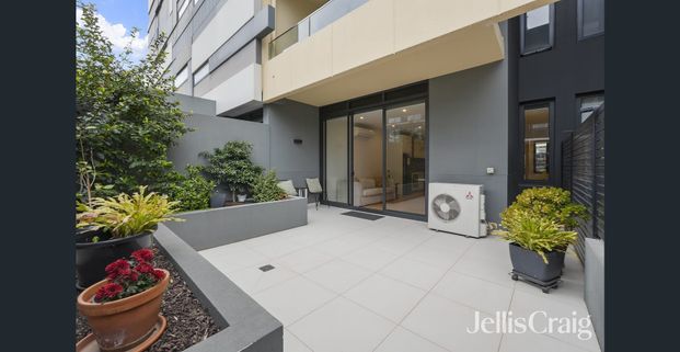 Contemporary Ground-Floor Living with Private Courtyard Escape - Photo 1