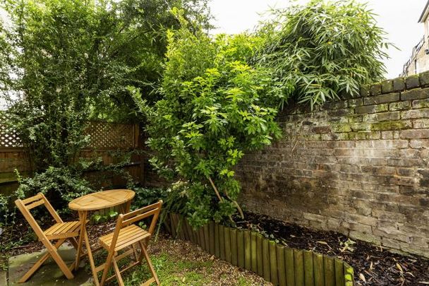 Modern recently refurbished one bed with garden in a period conversion in Camden - Photo 1