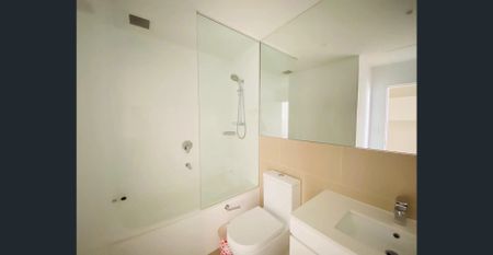 Fully Furnished huge 2 bedroom walk to Wolli Creek Station - Photo 3