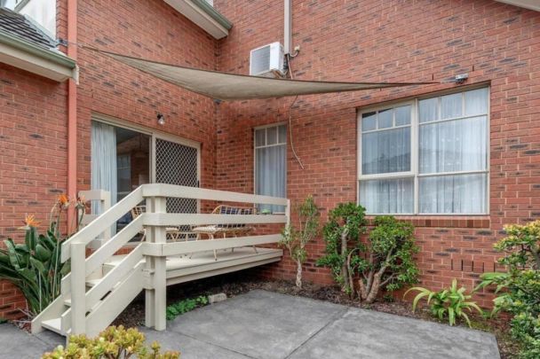 Beautifully presented, private, low maintenance townhouse - Photo 1