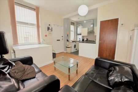 4 bedroom House in Crossfield Street, Leeds - Photo 2