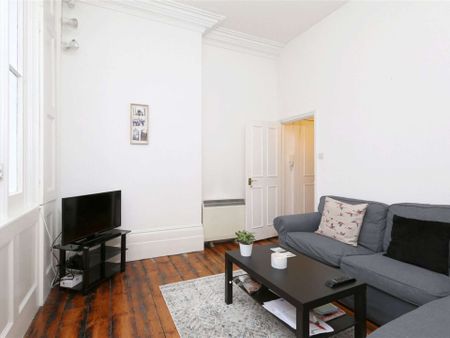 A beautifully appointed ground floor flat set in the heart of Barnsbury. - Photo 3