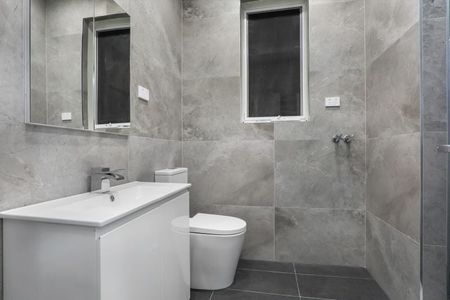 Two Bedroom just Footsteps to Bondi Beach! - Photo 4