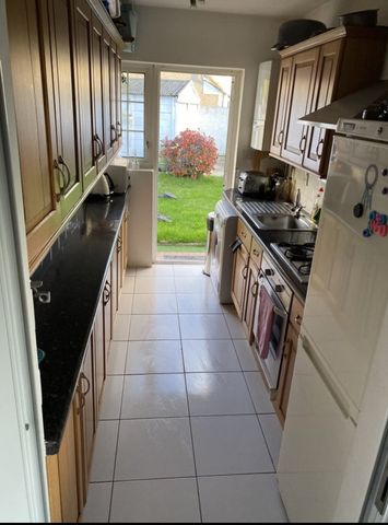 Room in a Shared House, Denham Crescent, CR4 - Photo 5