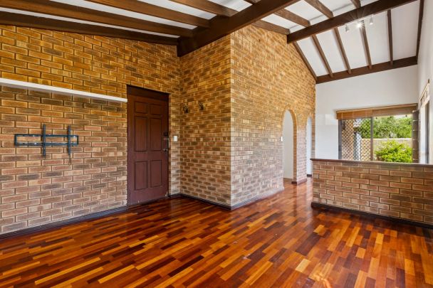 Spacious Villa with Lush Garden Courtyard and Lifestyle Appeal - Photo 1