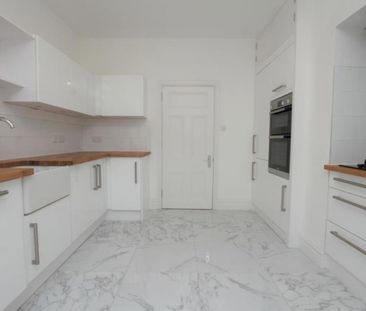 An excellent property perfect for a couple or two friends, with two bedrooms and an additional small study room. Use of the communal patio space and an allocated parking space make this a brilliant option for anyone that wants to live in the area. - Photo 2