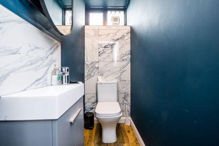 Great 5 bed HMO with stunning view of the valleys Room E - Photo 5