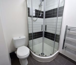 2 bedroom Flat in Flat 2, Leeds - Photo 3