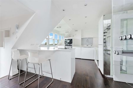 An exceptional three bedroom split level penthouse conversion flat with the most spectacular views of London. - Photo 2