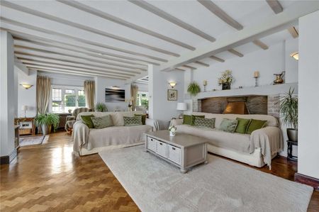 A beautiful unique character five bedroom property, overlooking the Wentworth Estate. - Photo 4