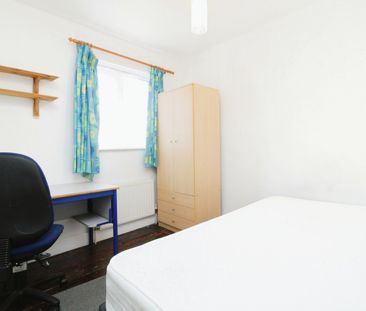 5 Bed Terraced House, Arnold Road, SO17 - Photo 2