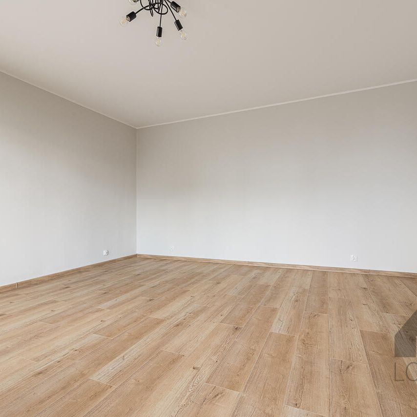 Przestronna kawalerka z balkonem w budynku z windą na osiedlu Stałym w Jaworznie do wynajęcia - Photo 1