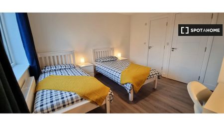 Bed for rent in 7-bedroom apartment in Phibsborough, Dublin - Photo 4