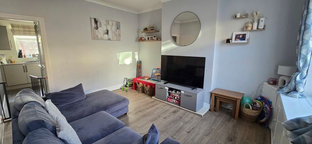 2 bedroom end of terrace to let - Photo 1