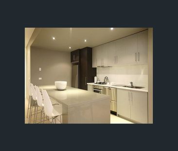 Modern 3 Bedroom Townhouse Close To Everything! - Photo 2