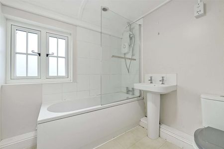 A pretty 3 bed period cottage with a good size rear garden - Photo 3