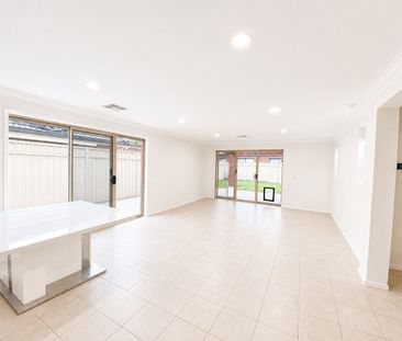4 BEDROOM HOME IN KIALLA - Photo 1
