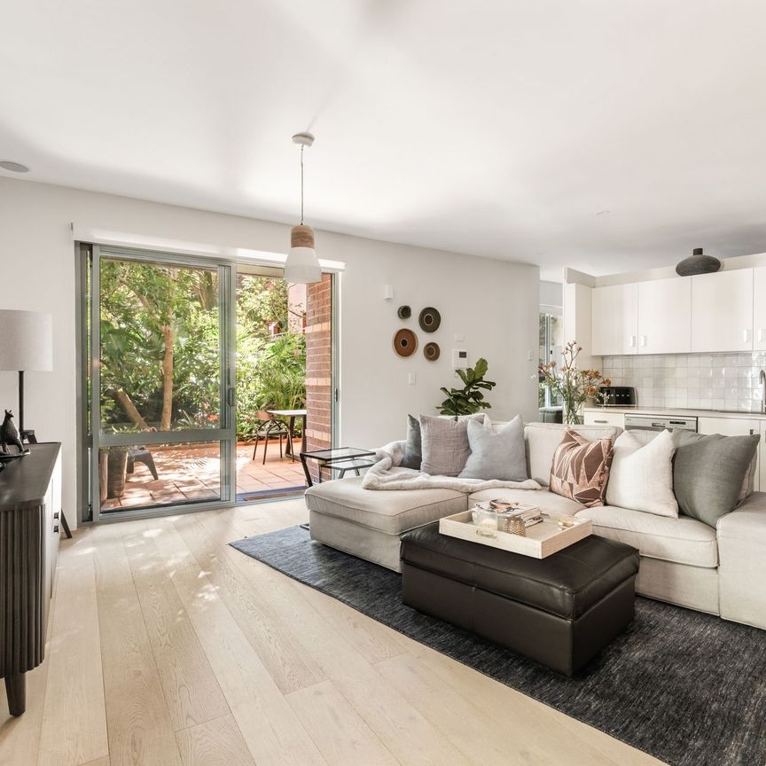 Rare One bedroom Courtyard Apartment - Unfurnished - Photo 1