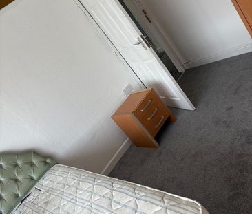 Room in a Shared House, Throgmorton Road, BS4 - Photo 3