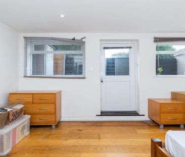 Lovely 1 Bed in the heart of Muswell Hill with an exclusive patio! - Photo 2