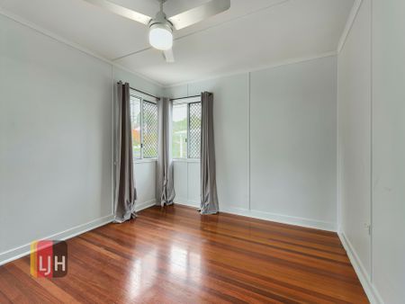 3 BEDROOM HOME WITH AIR CONDITIONING CLOSE TO EVERYTHING - Photo 2