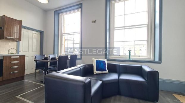 1 bedroom in a flat share to rent - Photo 1